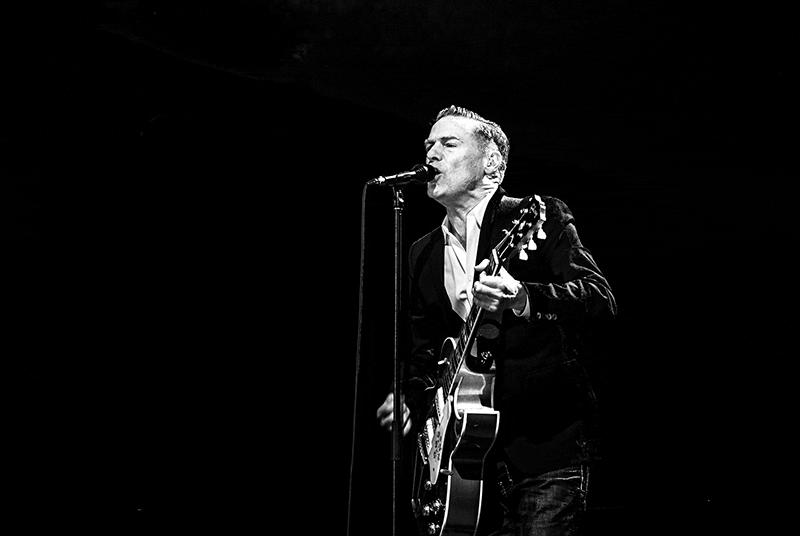 Bryan Adams auf der Bühne beim live Konzert in Berlin indieberlin