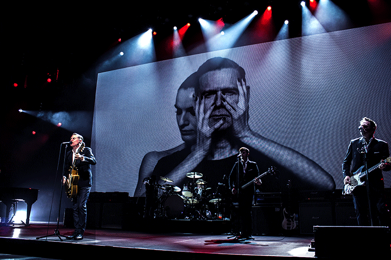 Bryan Adams auf der Buehne live Konzert in Berlin indieberlin