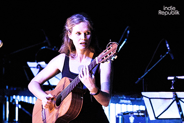 Dota Kehr live mit Gitarre at Volksbühne Berlin indieberlin
