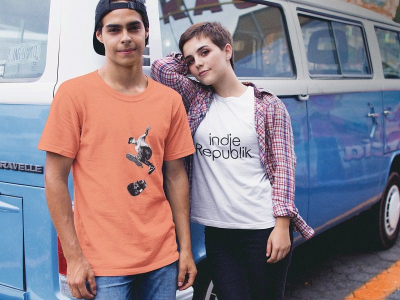 pärchen-mit-vw-bus-in-indie-teeshirts